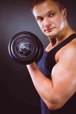 yakışıklı kaslı adam dumbell ile çalışma dışarı