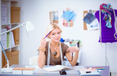 Stüdyoda çalışan genç kadın moda tasarımcısı..