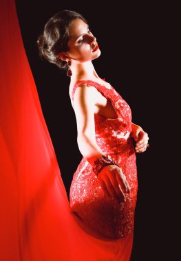 Koyu renk saçlı, uzun kırmızı elbiseli güzel bir genç kız.