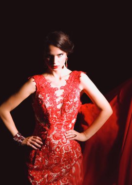 Koyu renk saçlı, uzun kırmızı elbiseli güzel bir genç kız.