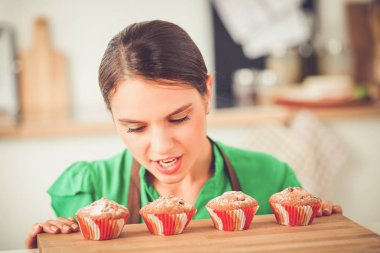 Kadın mutfakta pasta yapıyor.