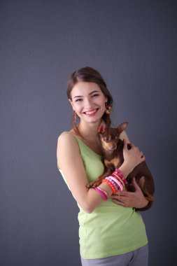 Genç güzel kadın ayna, Masa başında oturan yakınındaki makyaj yapma