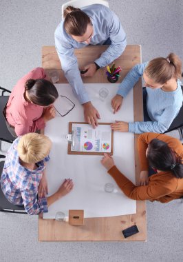 İş adamları el sıkışıyor, toplantıyı bitiriyor.