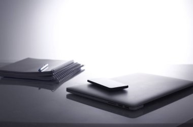 Beyaz arkaplanda dizin yığını olan dizüstü bilgisayar