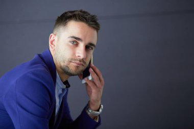 Renkli telefonlu çekici bir genç adam.