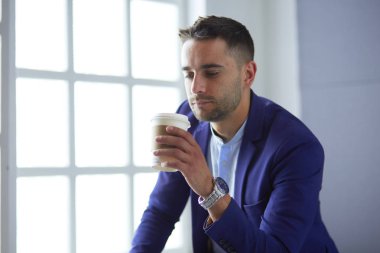 Renkli telefonlu çekici bir genç adam.