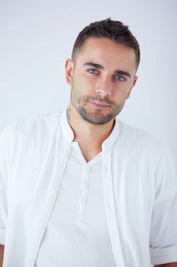 Bir fincan kahve ya da çay içen genç iş adamı.