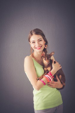 Genç güzel kadın ayna, Masa başında oturan yakınındaki makyaj yapma