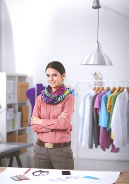 Stüdyoda çalışan genç moda tasarımcısı.
