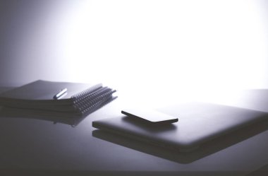 Beyaz arkaplanda dizin yığını olan dizüstü bilgisayar