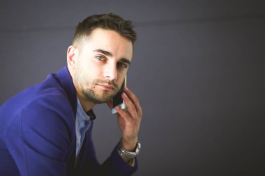 Renkli telefonlu çekici bir genç adam.