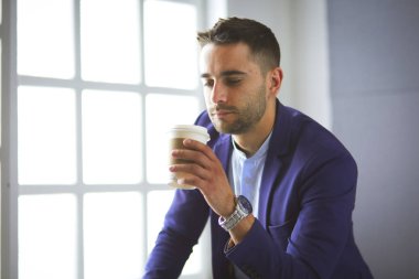 Renkli telefonlu çekici bir genç adam.