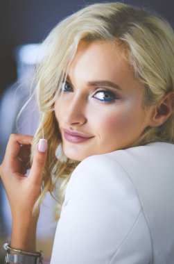 Güzel genç kadın ofiste oturma portre