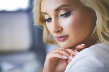 Güzel genç kadın ofiste oturma portre