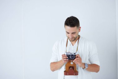 kamera ile genç adam. Beyaz arka plan üzerinde izole