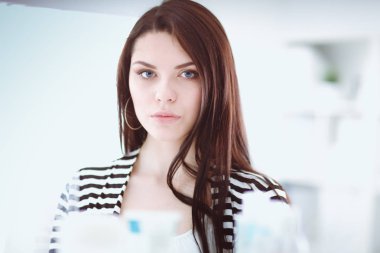 mooie jonge vrouw in winkel