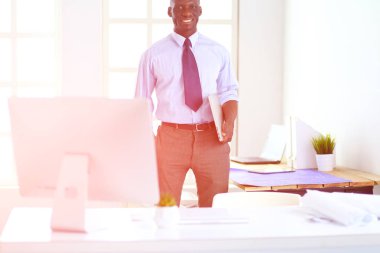 Ofiste duran yakışıklı bir zenci işadamının portresi.