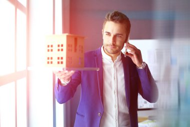 Ev minyatür Office el ayakta tutan işadamı.