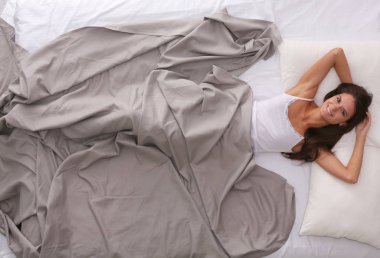 Evdeki yatakta uzanmış güzel esmer