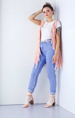 Çalışma odasında duran güzel bir kadın. Güzel kadın..