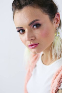 Çalışma odasında duran güzel bir kadın. Güzel kadın..