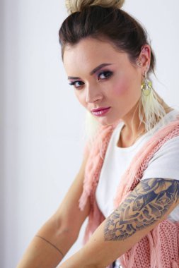 Çalışma odasında duran güzel bir kadın. Güzel kadın..