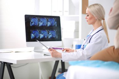 Doktor ve hasta masada otururken bir şey tartışıyorlar. Tıp ve sağlık hizmetleri kavramı. Doktor ve hasta.