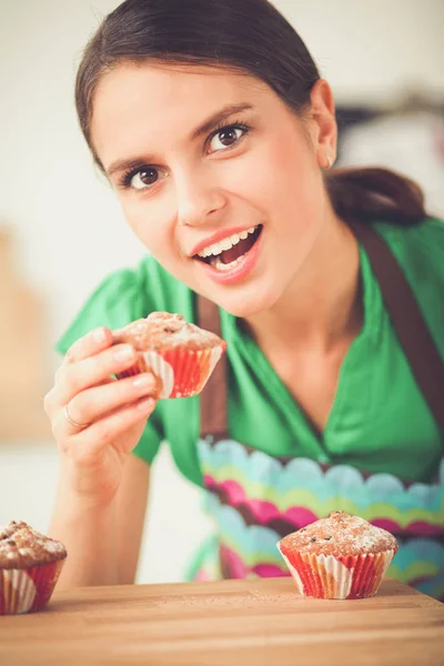 Mujer está haciendo pasteles en la cocina — Foto de Stock