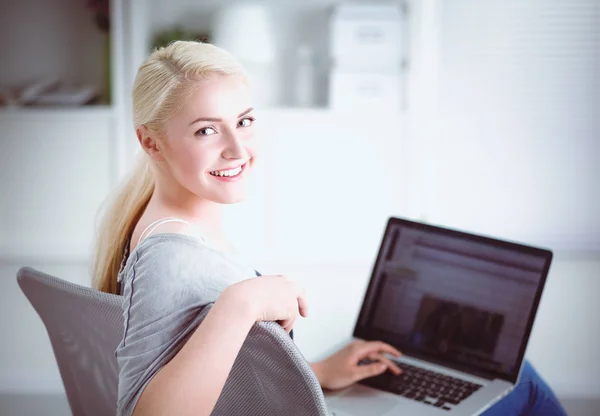 Tânără femeie frumoasă folosind un laptop acasă — Fotografie, imagine de stoc