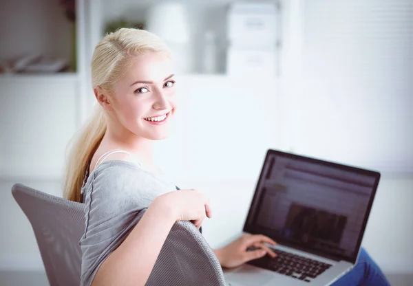 Jovem mulher bonita usando um computador portátil em casa — Fotografia de Stock