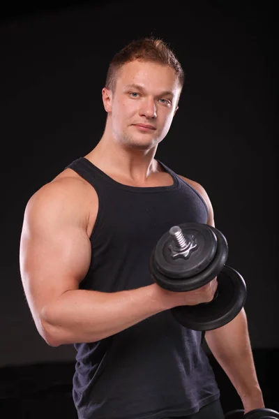 Schöner Muskulöser Mann Der Mit Hanteln Trainiert — Stockfoto