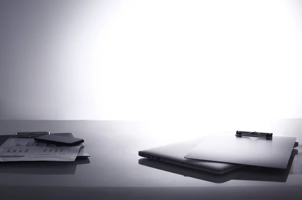 Beyaz arkaplanda dizin yığını olan dizüstü bilgisayar — Stok fotoğraf