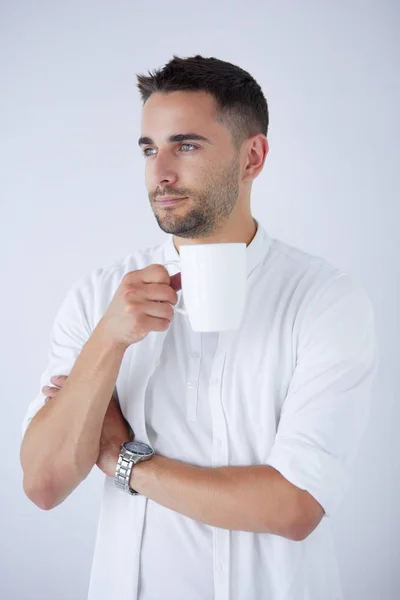 Jovem homem de negócios bebendo uma xícara de café ou chá — Fotografia de Stock