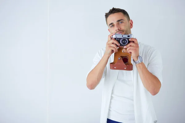 Junger Mann mit Kamera. isoliert über weißem Hintergrund — Stockfoto