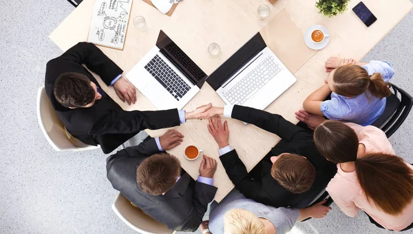 İş adamları el sıkışıyor, toplantıyı bitiriyor.