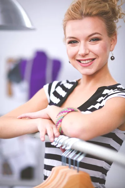 Mujer joven diseñadora de moda trabajando en el estudio. —  Fotos de Stock