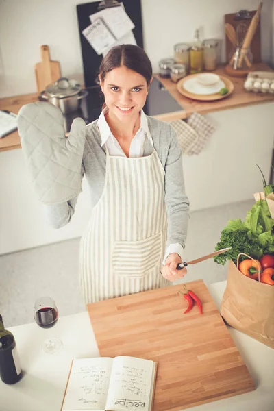 Junge Frau in einer Einkaufstasche mit Gemüse. Stehen in der Küche — Stockfoto