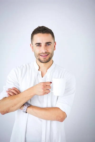 Joven hombre de negocios bebiendo una taza de café o té —  Fotos de Stock