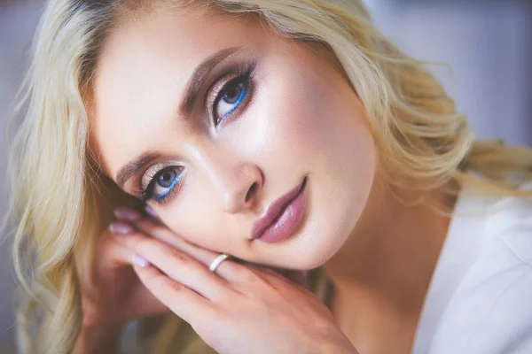 Hermoso retrato de mujer joven, sentado en la oficina —  Fotos de Stock