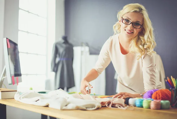 Modedesignerin arbeitet im Atelier an ihren Entwürfen — Stockfoto