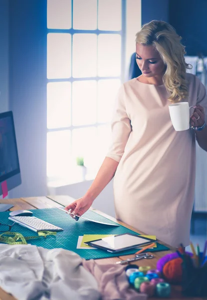 Donna stilista che lavora sui suoi disegni in studio — Foto Stock