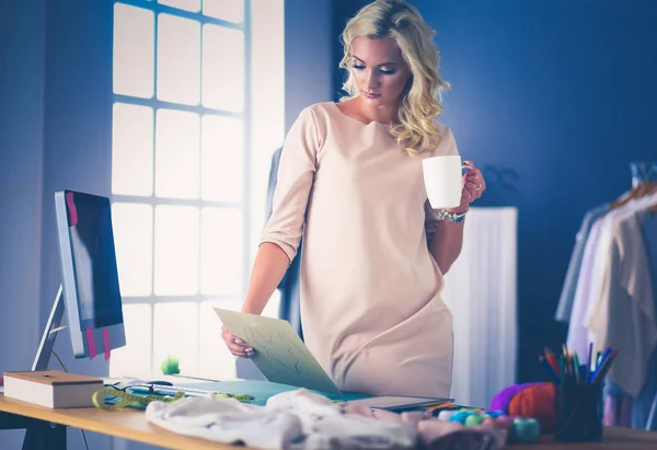 Diseñadora de moda mujer trabajando en sus diseños en el estudio —  Fotos de Stock