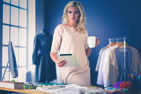 Mulher designer de moda trabalhando em seus projetos no estúdio — Fotografia de Stock