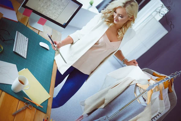 Mode designer kvinna som arbetar med hennes design i studion — Stockfoto