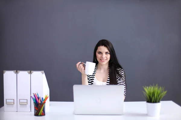 Vacker affärskvinna som arbetar vid sitt skrivbord med laptop — Stockfoto