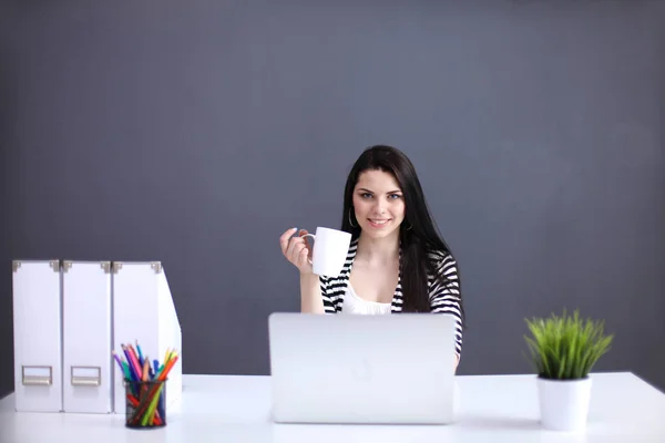 Mulher de negócios bonita trabalhando em sua mesa com laptop — Fotografia de Stock