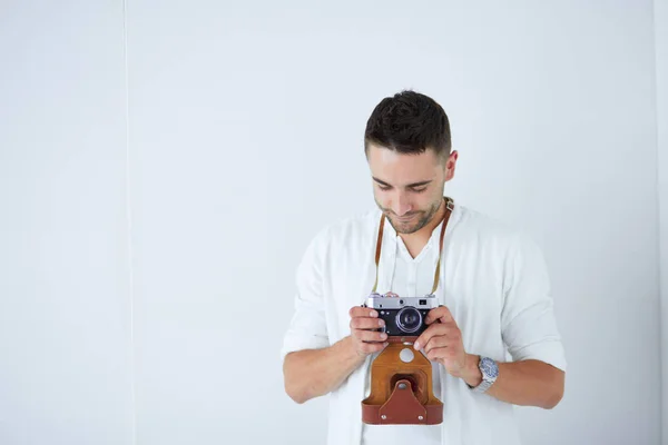 Young man with camera. Isolated over white background — Stock Photo, Image