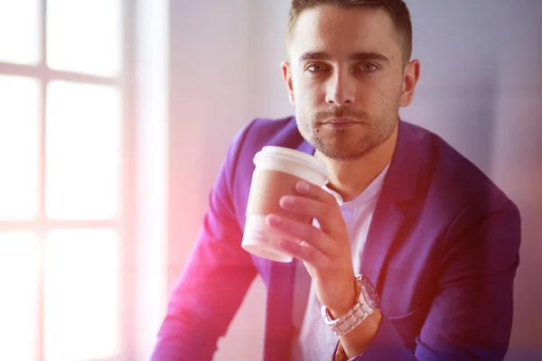 Jovem homem de negócios bebendo uma xícara de café ou chá — Fotografia de Stock