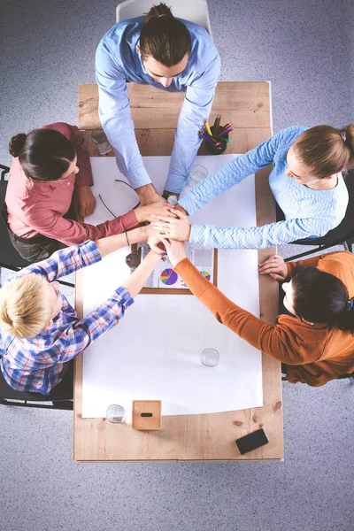 Empresários que se sentam e discutem na reunião, no escritório — Fotografia de Stock