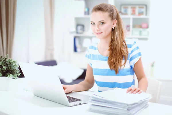 Mujer con documentos sentada en el escritorio — Foto de Stock